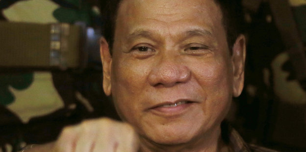 Der philippinische Präsident Duterte streckt eine Faust aus
