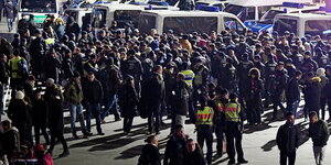 Polizisten umringen eine Menschenmenge