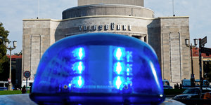 Das Blaulicht eines Polizeifahrzeugs ist am 28.09.2017 vor dem von Kunst- und Politaktivsten besetzten Theater am Rosa-Luxemburg-Platz in Berlin zu sehen. Im Konflikt um die besetzte Berliner Volksbühne ist die Polizei eingeschaltet worden