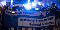 Aktivisten demonstrieren Anfang September 2022 mit einem Banner "Kriegsprofiteure angreifen! Fluchtursachen bekämpfen heißt Rheinmetall bekämpfen" vor dem Firmengelände vom Rüstungsunternehmen Krauss-Maffei Wegmann. Das antimilitaristische Bündnis "Rheinm