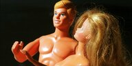Ken und Barbie mit nacktem Oberkörper