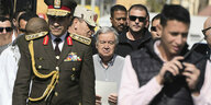 UN-Generalsekretär Guterres in einer Menge von anderen Personen, links vor ihm geht ein ägyptischer Militär in Uniform