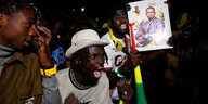 Anhänger des Präsidentschaftskandidaten Faye und Oppositionsführer Sonko feiern die guten Aussichten iher Kandidaten