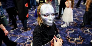 Eine Frau mit einer Maske auf einer Purim-Feier in Berlin