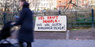Eine auf eine Matraze gesprühte Botschaft "Viel Kraft, Daniela - und viel Glück, Burkhard und Volker"