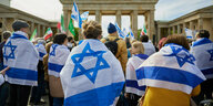 Demonstranten mit Israelflagge vor dem Brandenburger Tor