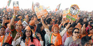 In der orangenen Parteifarbe gekleidete Menschenmenge bei einer Wahkampflveranstaltung der hindunationalistischen BJP in Uttarakhand am 2. April