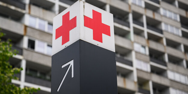 Ein rotes Kreuz vor einer Klinik