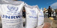 Aufgereihte weiße UNRWA-Säcken mit Weizenmehl sollen an die Bevölkerung in Gaza verteilt werden.