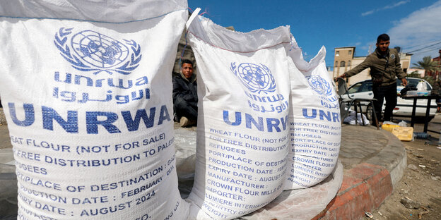 Säcke voller Hilfsgüter des Hilfswerks UNRWA stehen auf dem Boden
