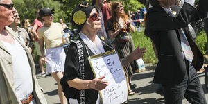 Eine Demonstrantin hält ein Schild mit der Aufschrift "Cum Ex, Cum Cum - aus der Traum"