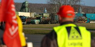 Ein Streikposten steht vor dem Besuch von Sachsens Ministerpräsident Kretschmer vor dem Recycling-Betrieb SRW.